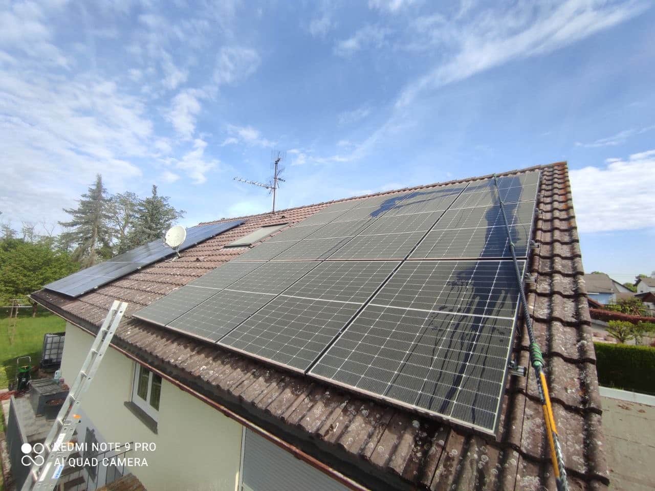 PV Reinigung auf dem Dach eines Privathauses