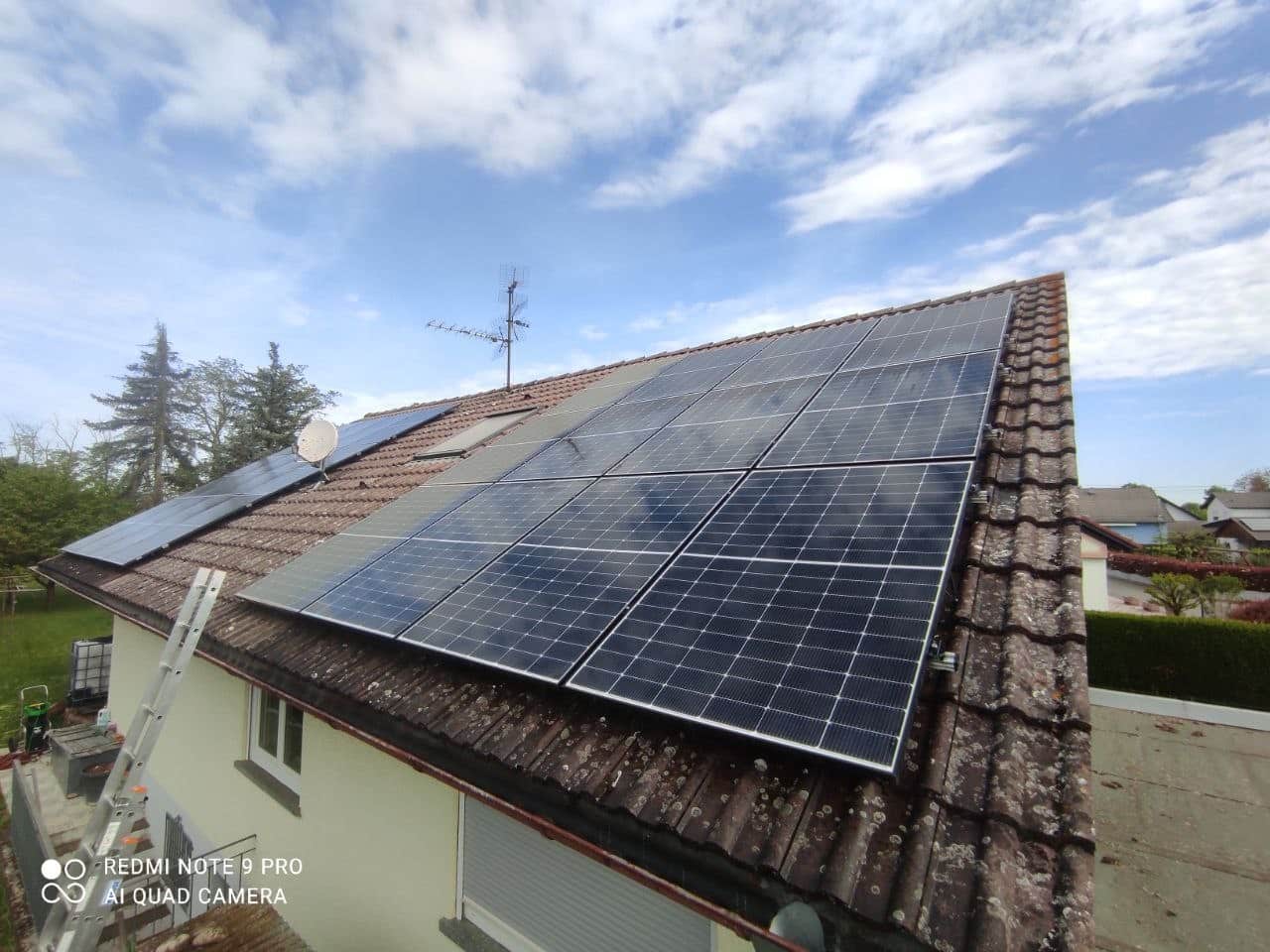 PV Reinigungsfirma im Einsatz mit Leiter